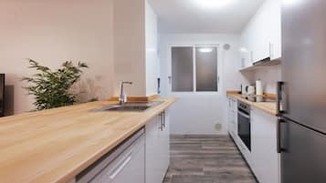 Een koelkast, een magnetron, een oven, een vaatwasser