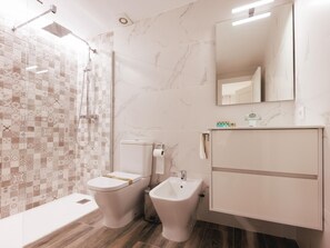 Shower, hair dryer, towels - Princesa - Holiday Apartment Rental in Girona | Bravissimo (Girona)