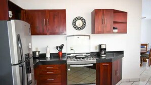 Cafeteira/chaleira, geladeira, micro-ondas, fogão