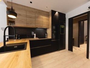 Een koelkast, een microgolfoven, een oven, een vaatwasser