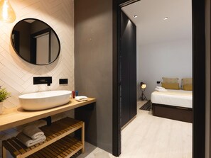 1 dormitori, planxa i posts de planxar, Internet i roba de llit