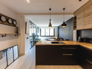 Geladeira, micro-ondas, fogão, lava-louças