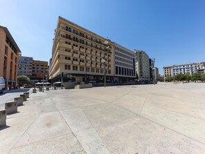 A spacious public square with a large building featuring a modern design, multiple floors, and balconies. - Bravissimo Eiximenis, beautiful terrace and views (Girona)