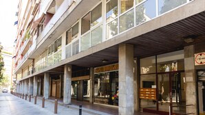 Un edificio moderno con espacio comercial en la planta baja, que incluye un restaurante llamado "AMETHYST".