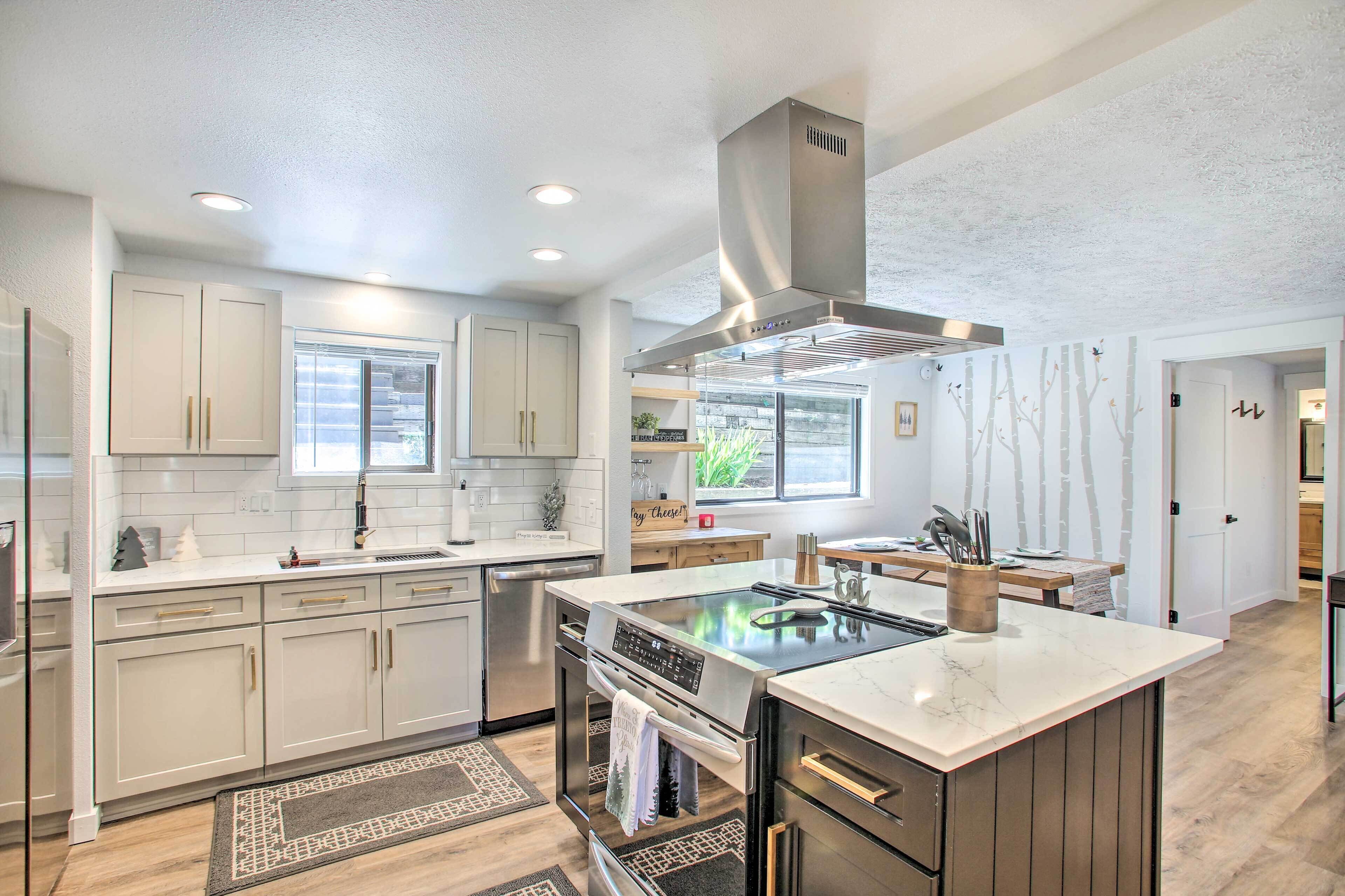 Renovated Hauser Lake Retreat: Walk to Beach!