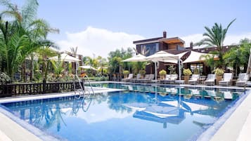 Ulkouima-allas, aurinkotuoleja