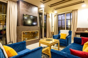 Royal Suite | Wohnbereich | 40-Zoll-Flachbildfernseher mit Satellitenempfang, Fernseher