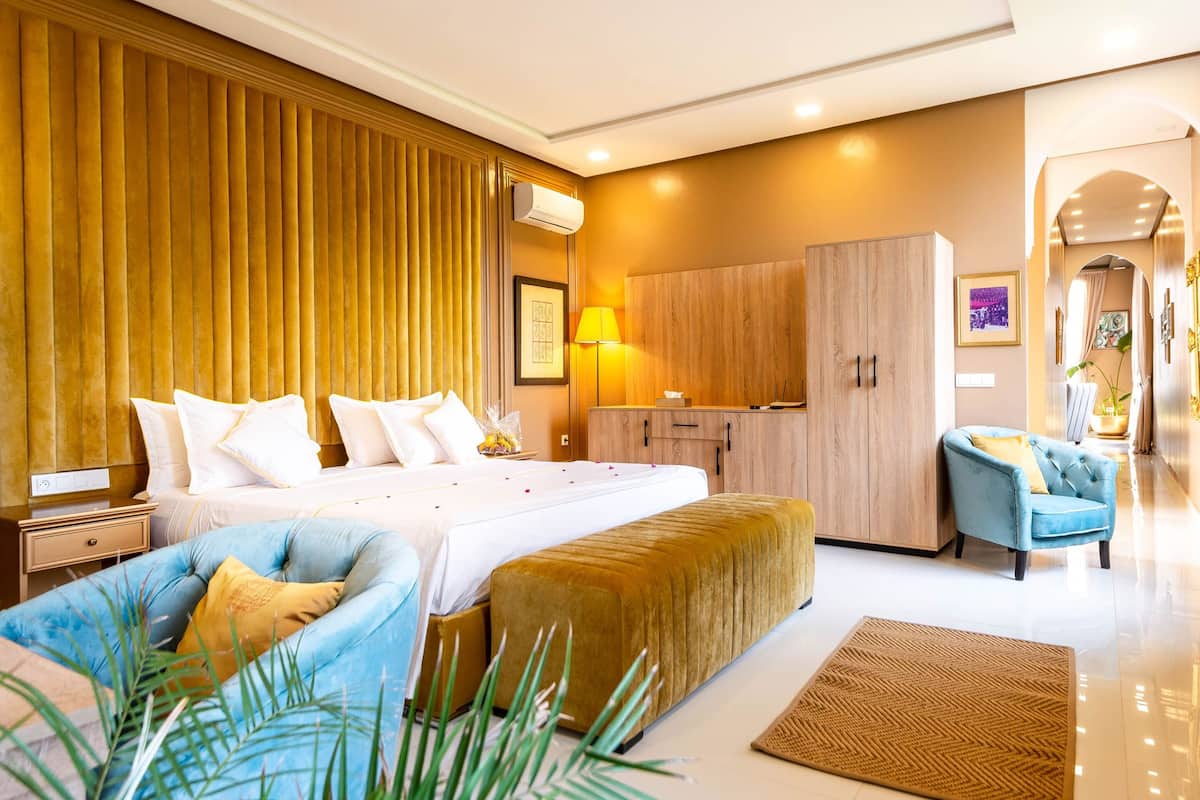 Ropa de cama de alta calidad, colchones con pillow-top y minibar 