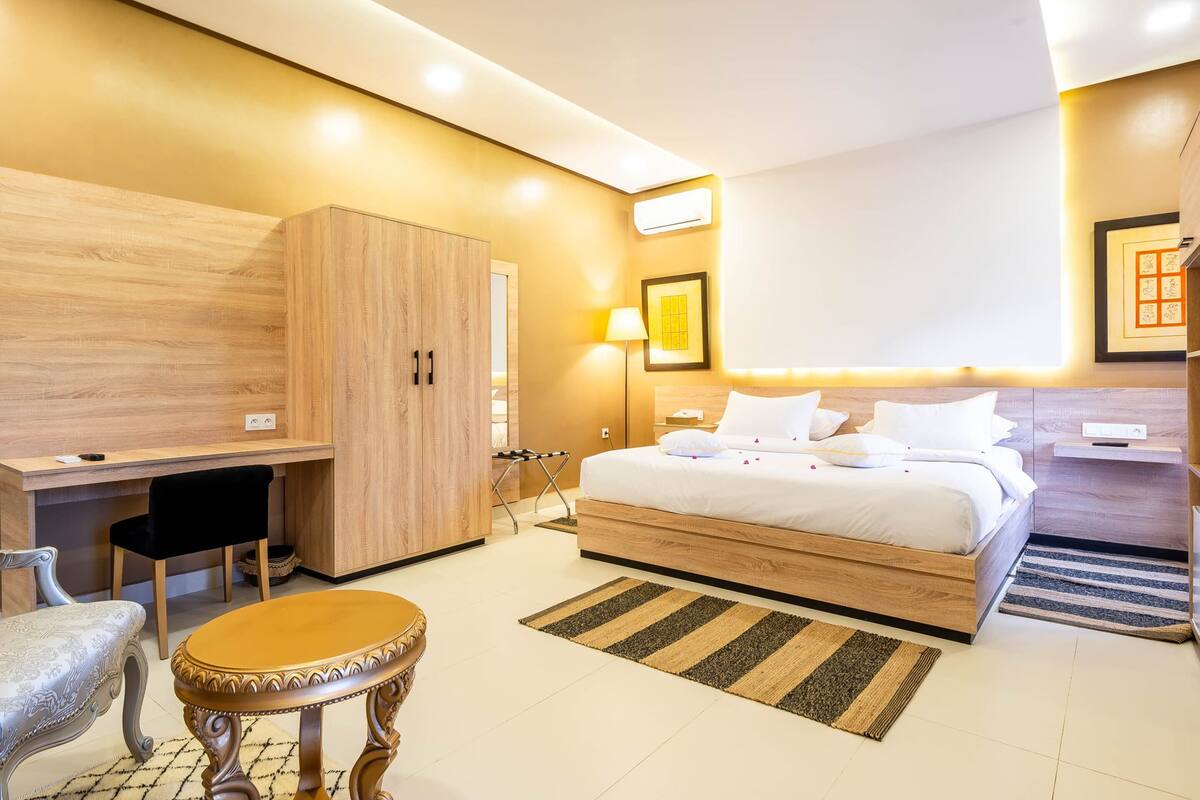 Ropa de cama de alta calidad, colchones con pillow-top y minibar 