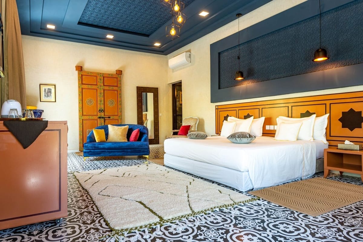 Ropa de cama de alta calidad, colchones con pillow-top y minibar 