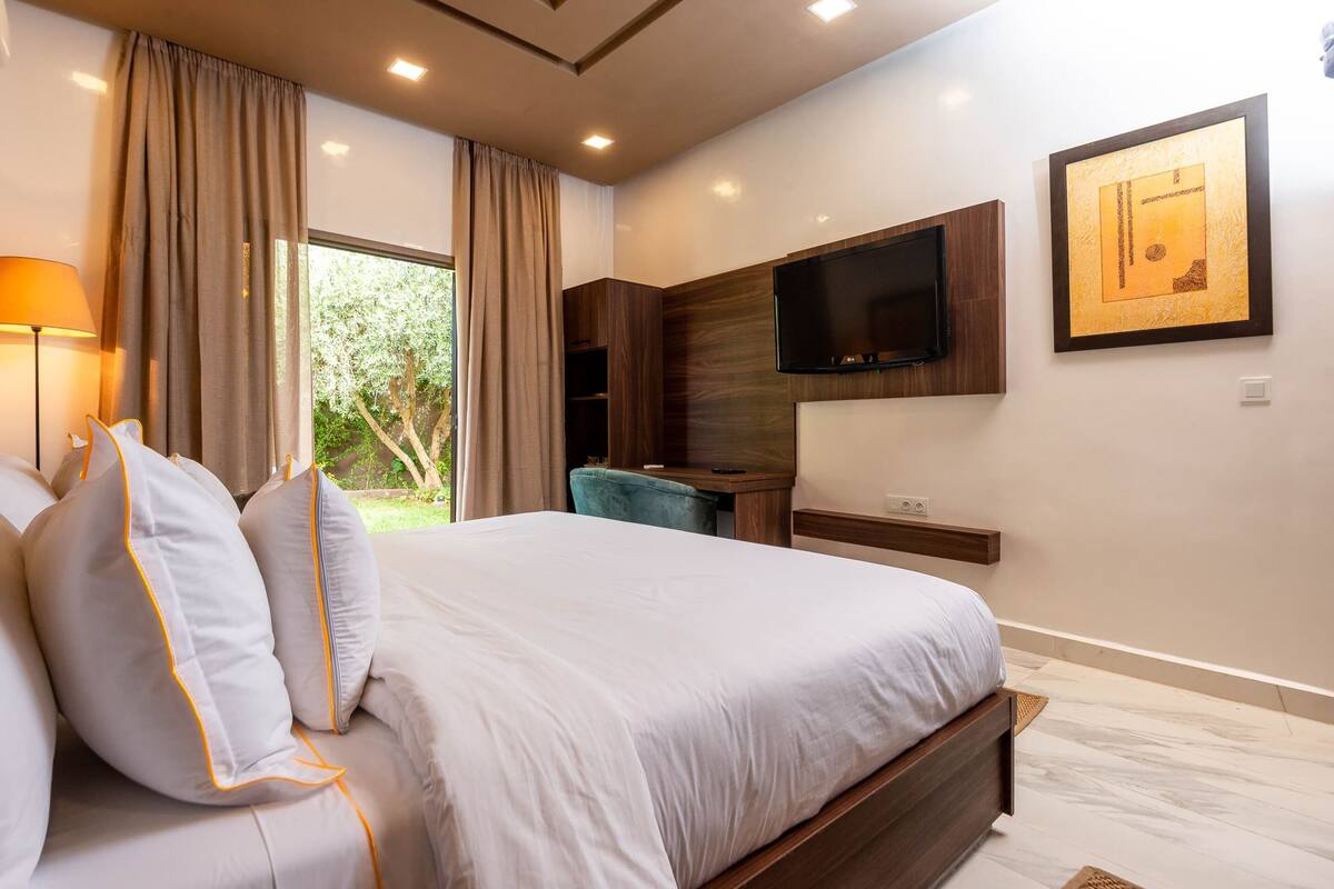 Ropa de cama de alta calidad, colchones con pillow-top y minibar 