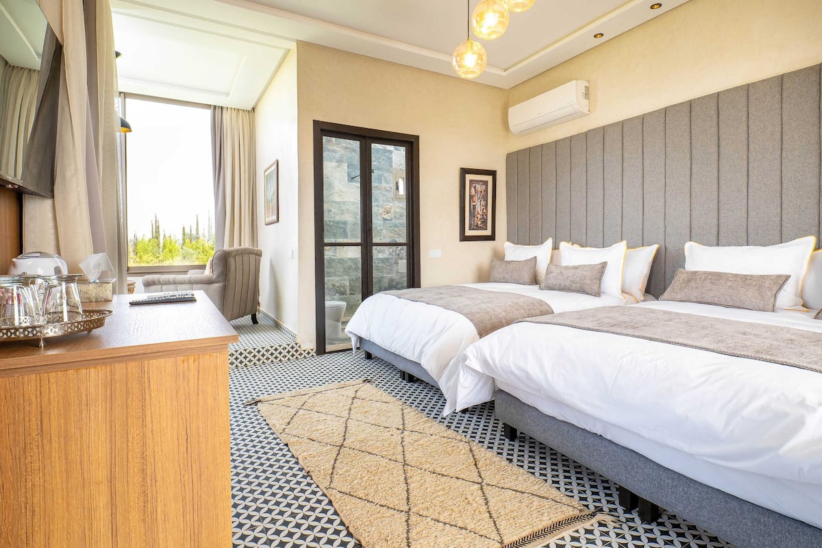 Ropa de cama de alta calidad, colchones con pillow-top y minibar 