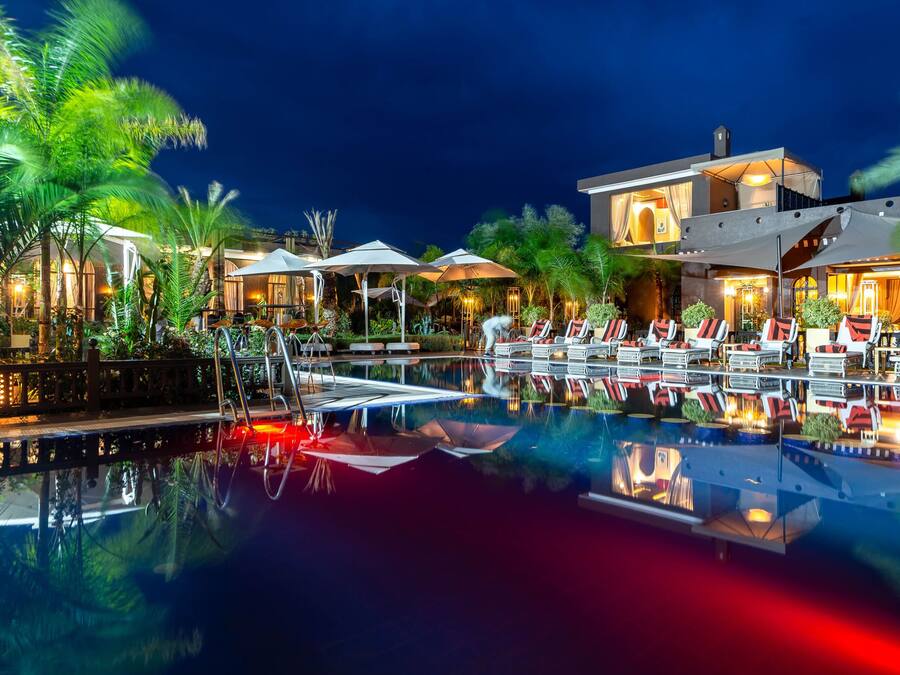 Piscina externa, espreguiçadeiras