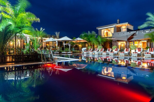 Outdoor pool, sun loungers