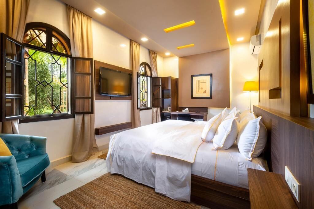 Premium bedding, pillowtop beds, minibar, in-room safe