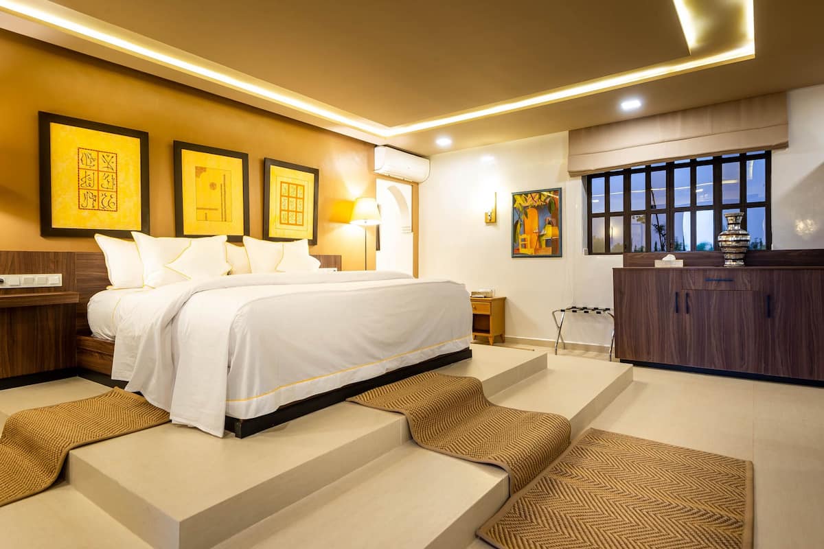 Ropa de cama de alta calidad, colchones con pillow-top y minibar 