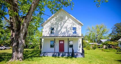 Magnificent Oriental Home with 3 BR/2 BA offers Oriental's history.