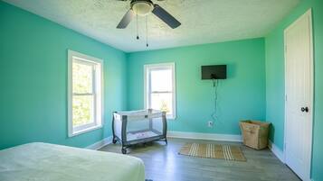 3 bedrooms, travel crib, WiFi, bed sheets