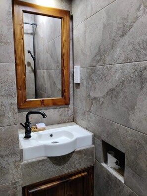 Douche, séchoir à cheveux, serviettes fournies, savon