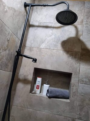 Dusche, Haartrockner, Handtücher, Seife