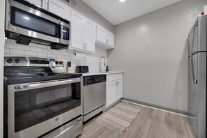 Kjøleskap, mikrobølgeovn, ovn og kokeplater