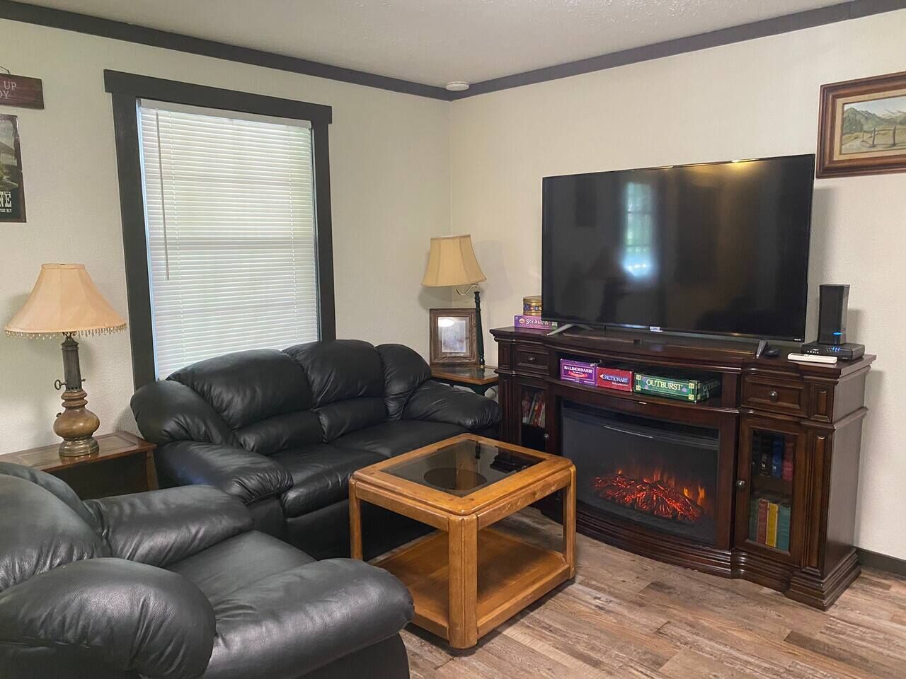 TV connectée, cheminée, livres