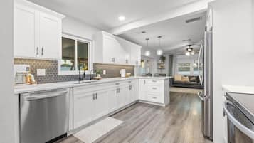 雪櫃、微波爐、焗爐、爐具