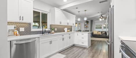 Frigorifero, microonde, forno, piano cottura