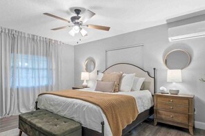 Escritorio, tabla de planchar con plancha, cuna de viaje y wifi gratis