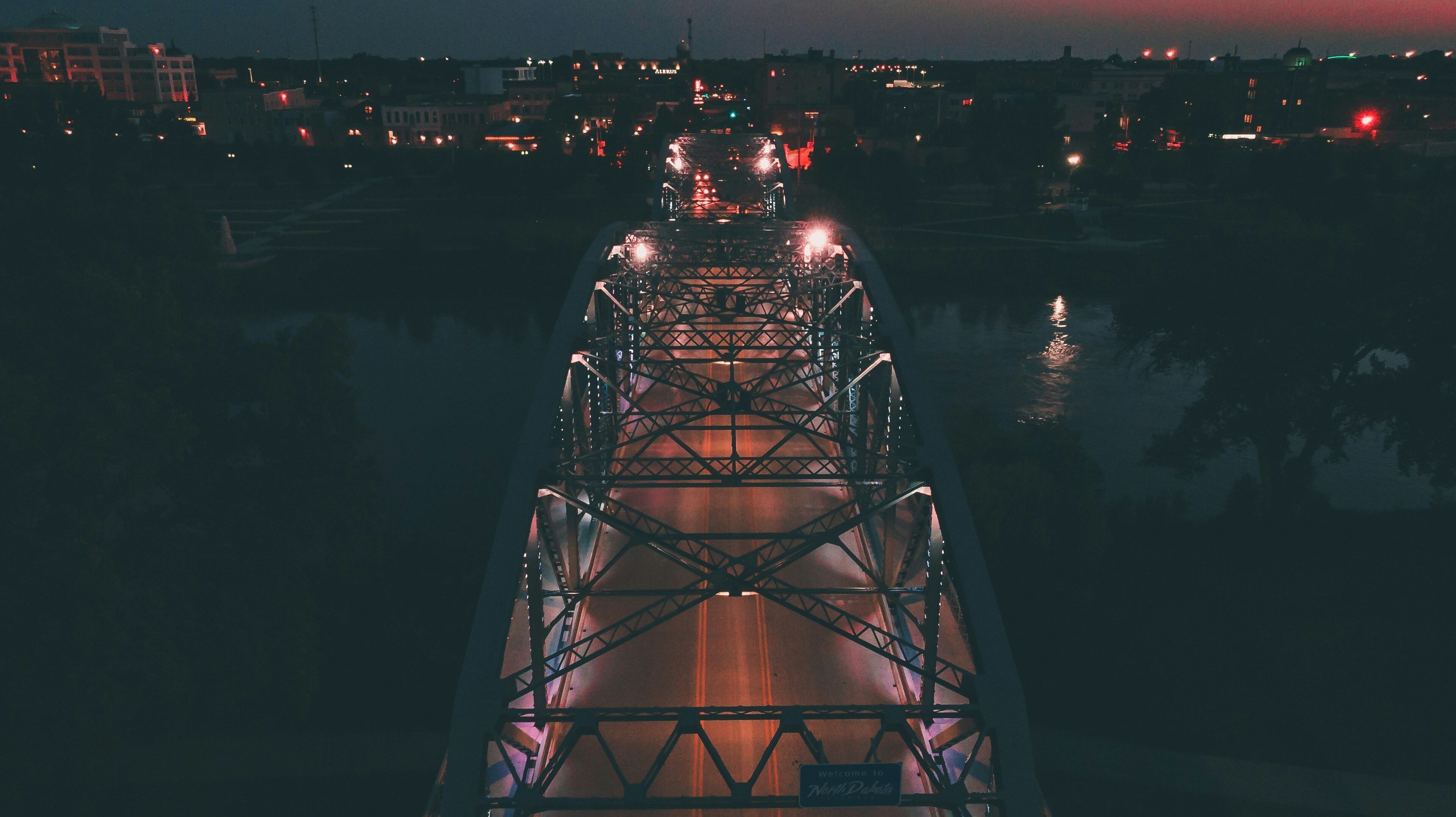 Un pont doté d’une structure métallique et d’une chaussée au centre.