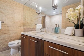 Bathtub, hair dryer, towels - Breathtaking Biscayne Bay Views, Central in Miami (Miami)