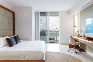 Desk, iron/ironing board, travel crib, WiFi - Breathtaking Biscayne Bay Views, Central in Miami (Miami)