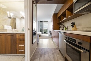 Refrigerador, microondas, horno y parrilla de estufa