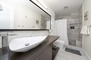 Bathtub, hair dryer, towels - Boho House, Large Yard, Central Miami Location (Miami)