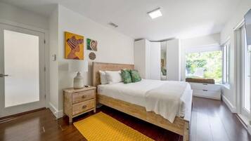 4 bedrooms, desk, iron/ironing board, travel crib