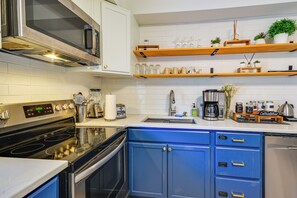 Kühlschrank, Mikrowelle, Herdplatte, Geschirrspüler