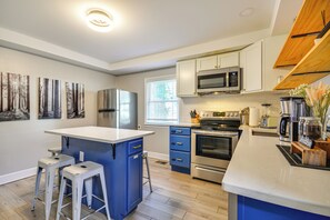 Kjøleskap, mikrobølgeovn, kokeplater og oppvaskmaskin