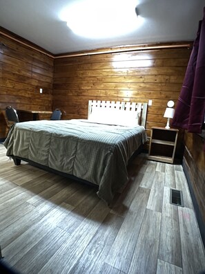 Chambre Tradition | 1 chambre, bureau, rideaux occultants, draps fournis