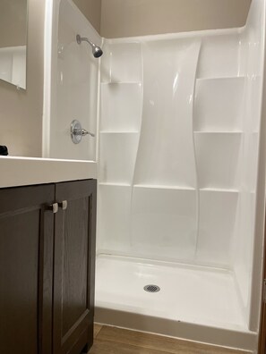 Traditional Room | Bathroom | Shower, rainfall showerhead, towels - Soldotna Lodge (Soldotna)