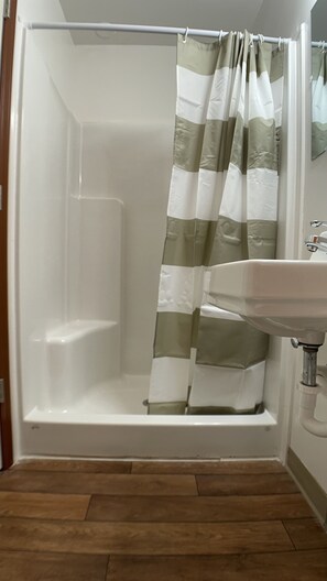 Chambre Tradition | Salle de bain | Douche, douche à « effet pluie », serviettes fournies