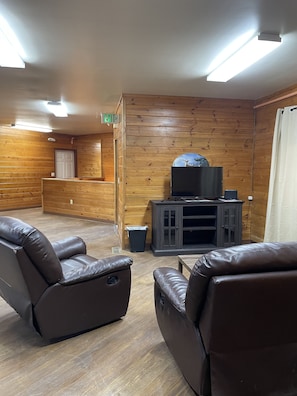 Traditional Room | Living area | Flat-screen TV - Soldotna Lodge (Soldotna)