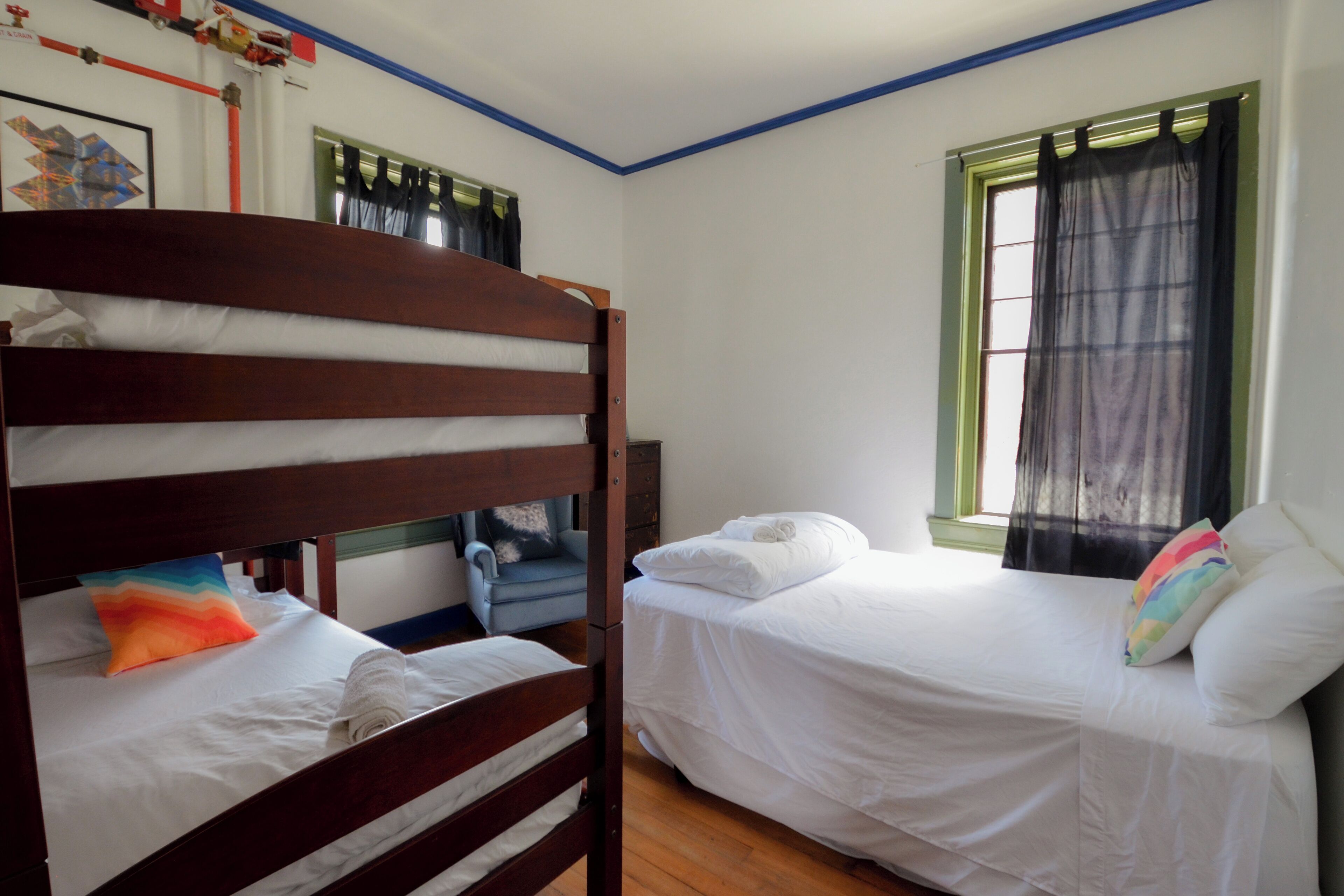 Escritorio, tabla de planchar con plancha, wifi gratis y ropa de cama 