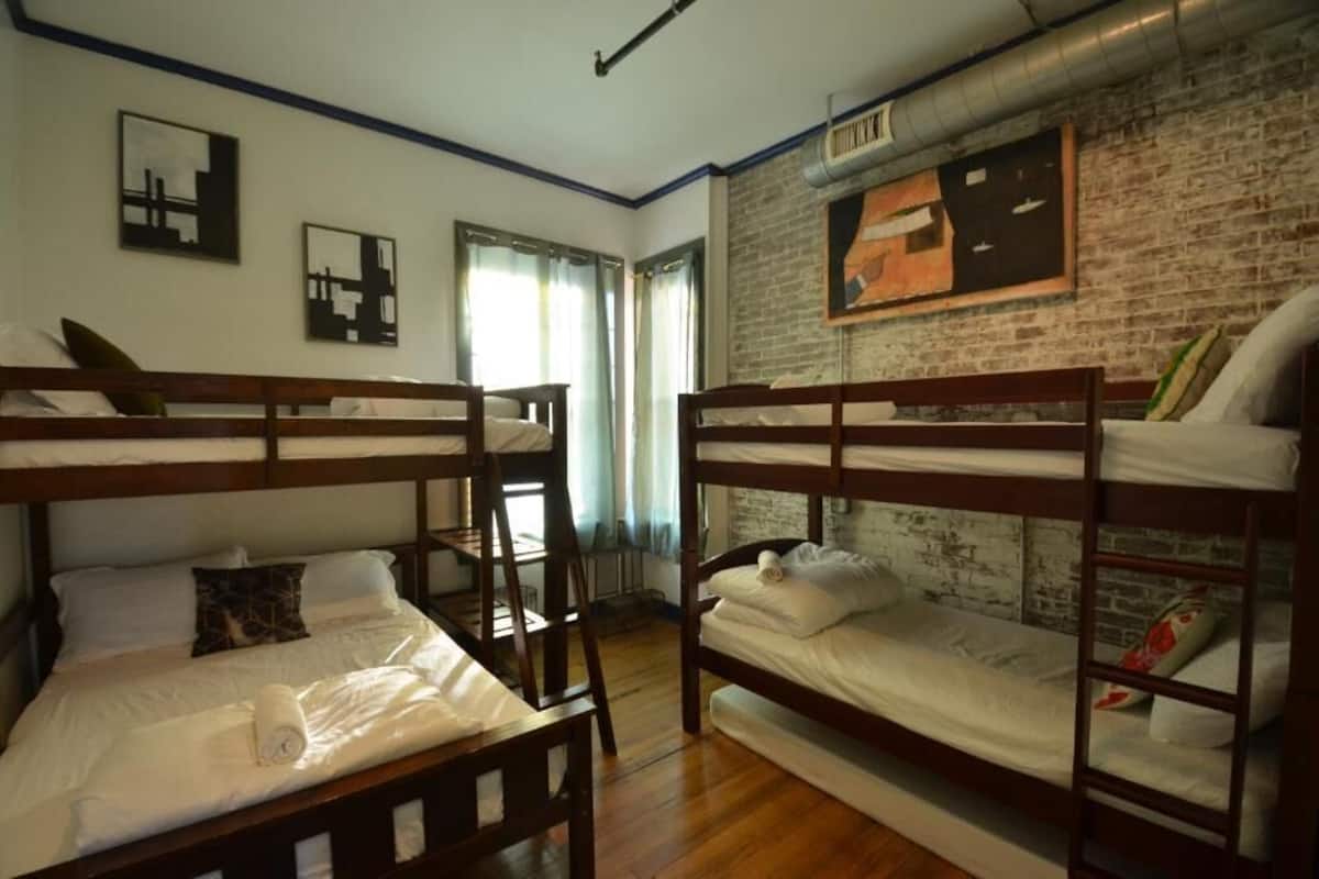 Neljän hengen perhehuone | Työpöytä, silitysrauta/-lauta, ilmainen Wi-Fi, vuodevaatteet