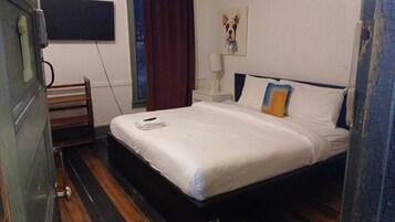 Escritorio, tabla de planchar con plancha, wifi gratis y ropa de cama 