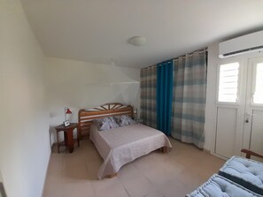 1 habitación, tabla de planchar con plancha, wifi gratis y ropa de cama 