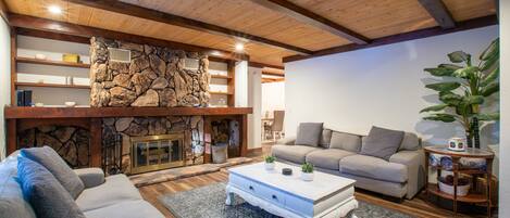 Una televisión, una chimenea