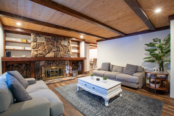 Télévision, cheminée