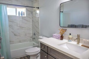 Ensemble douche/baignoire, sèche-cheveux