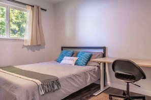 2 bedrooms, desk, WiFi, bed sheets