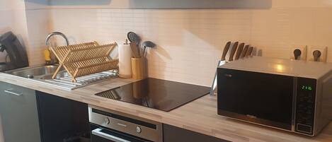 Réfrigérateur, micro-ondes, four, plaque de cuisson